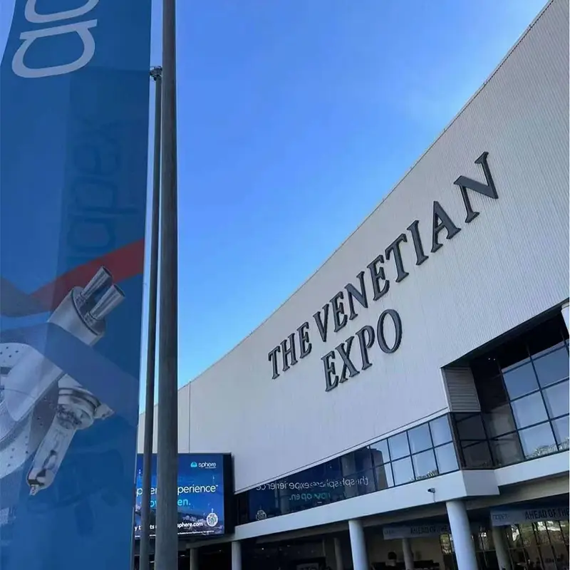 Світлодіодні фари Luxfighter, що демонструється в AAPEX 2023 Лас -Вегас